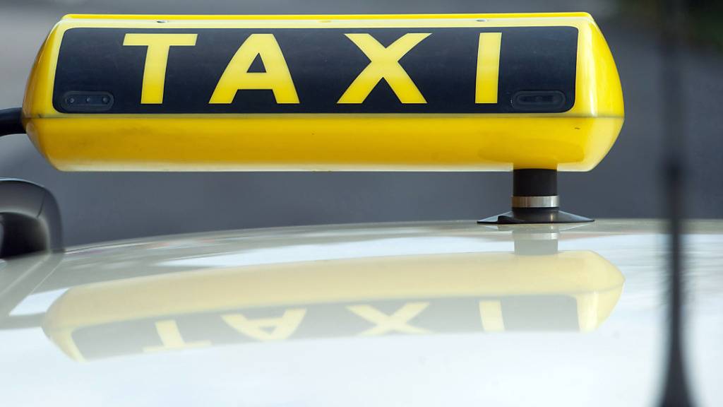 Der Luzerner Stadtrat kommt der Taxibranche entgegen und halbiert die Jahresgebühr für das laufende Jahr. (Symbolbild)