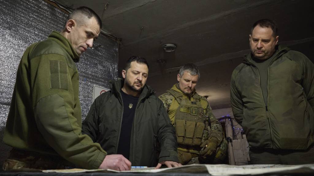 dpatopbilder - HANDOUT - Der ukrainische Präsident Selenskyj hat die halb von russischen Truppen eingeschlossene Frontstadt Awdijiwka im Gebiet Donezk besucht. Foto: Uncredited/Ukrainian Presidential Press Office/AP/dpa - ACHTUNG: Nur zur redaktionellen Verwendung und nur mit vollständiger Nennung des vorstehenden Credits