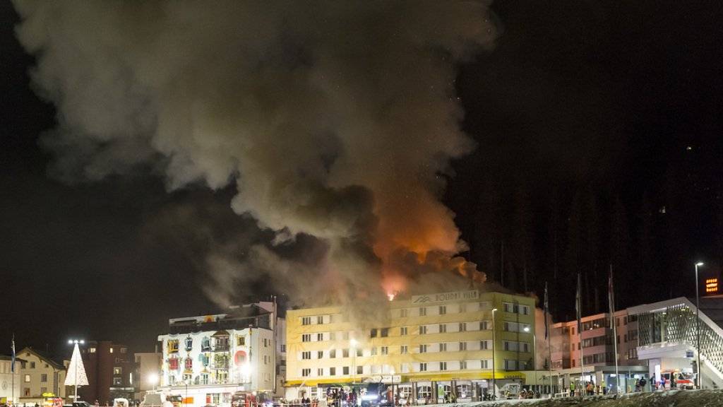 Das Feuer, das das Posthotel Holiday Villa in Arosa GR zerstört hat, ist nach Angaben der Polizei im Keller des vierstöckigen Gebäudes ausgebrochen.