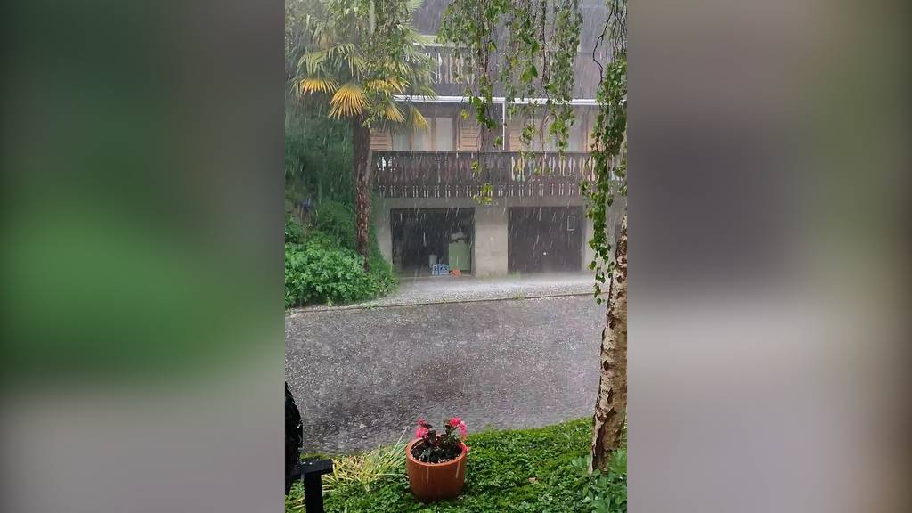 Regen, Hagel, Blitz und Donner: Unwetter sorgte für überschwemmte Strassen