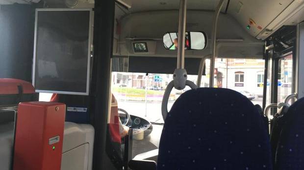 Immer wieder den Stop-Knopf gedrückt: Ein Fahrgast mit Kleinkind lieferte sich eine Auseinandersetzung mit dem Busfahrer.