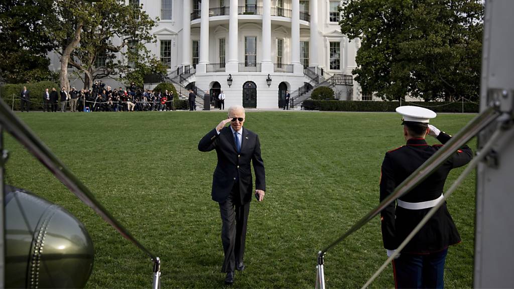 US-Präsident Joe Biden salutiert, als er den Hubschrauber Marine One besteigt, um vom Südrasen des Weissen Hauses abzufliegen.