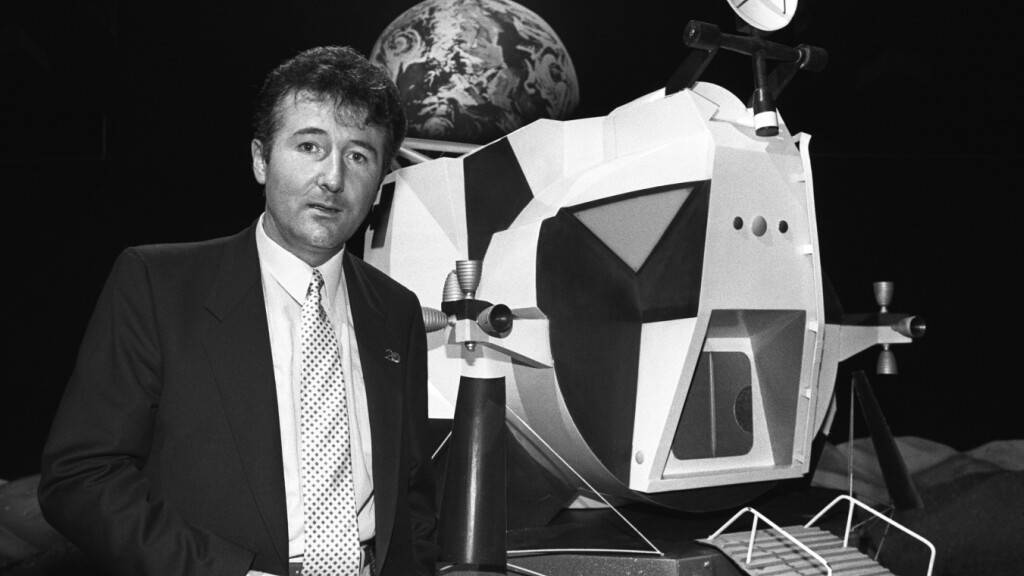 Der Weltraum-Experte Bruno Stanek 1989 an der Jubiläumssendung des Schweizer Fernsehens zur ersten Mondmission aus dem Technorama Winterthur. Hinter ihm ein Modell der ersten Mondfähre Eagle.  (Archivbild)