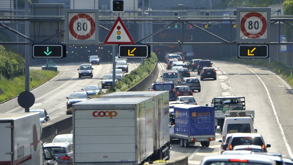 Typisches Bild: Verkehr staut am Rosenbergtunnel auf der Stadtautobahn