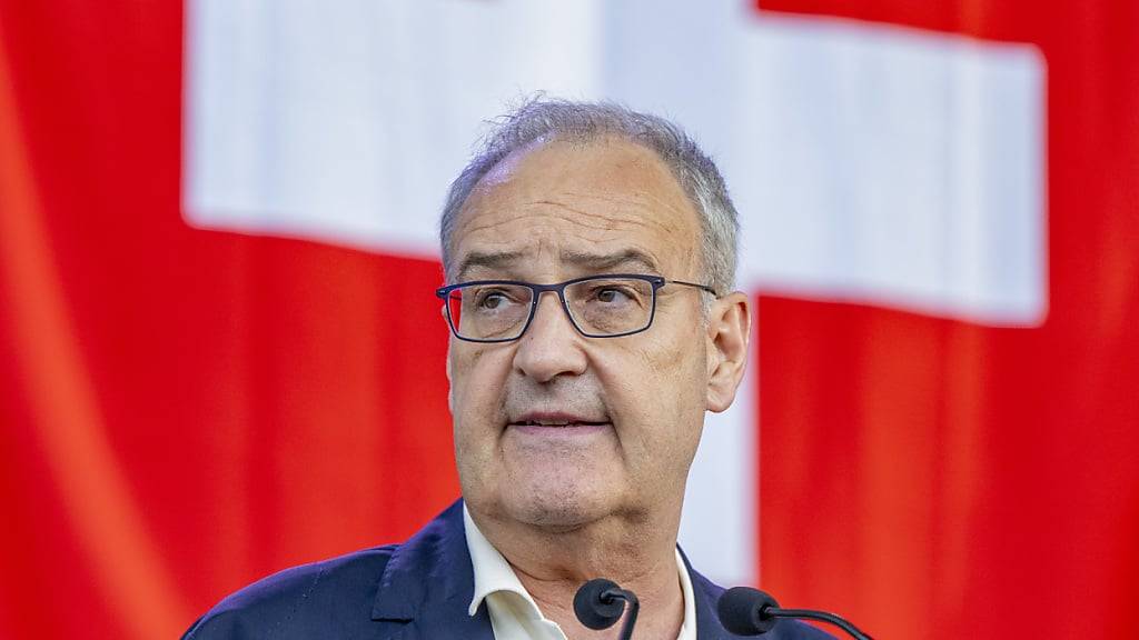 Bundesrat Guy Parmelin - hier an einer Bundesfeier - hat nach seinem Armbruch vom Freitag das Spital wieder verlassen können. (Archivbild)