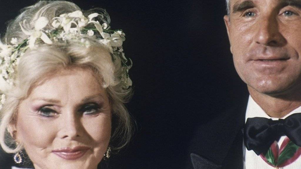 Kein Fest zum 99. Geburtstag: Stattdessen bekommt Hollywood-Diva Zsa Zsa Gabor von ihrem Ehemann Frederic Prinz von Anhalt 99 Küsse und eine Torte geschenkt (Archiv).