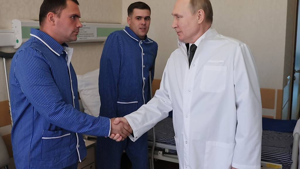 ARCHIV - Russlands Präsident Wladimir Putin (r) im Zentralen Militärkrankenhaus in Moskau (Archivbild). Foto: Mikhail Metzel/Pool Sputnik Kremlin/AP/dpa