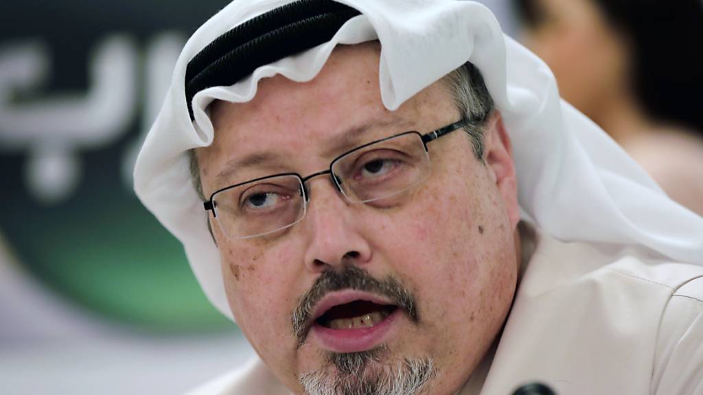 ARCHIV - Der saudische Journalist Jamal Khashoggi spricht während einer Pressekonferenz. Foto: Hasan Jamali/AP/dpa