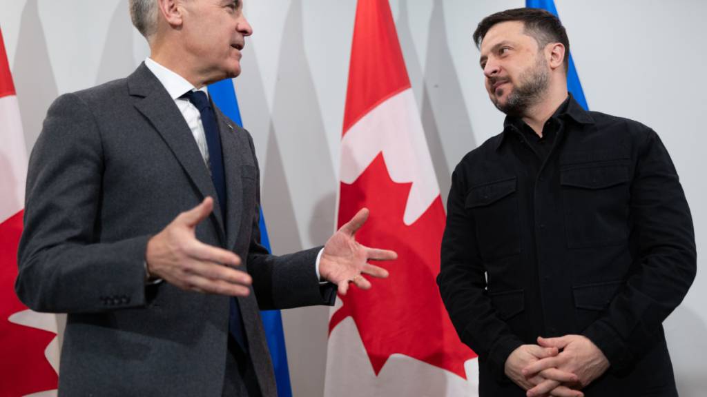 dpatopbilder - Kanadas Premierminister Mark Carney (l) und Wolodymyr Selenskyj, Präsident der Ukraine, sprechen bei einer gemeinsamen Pressekonferenz. Foto: Riley Smith/The Canadian Press/AP/dpa