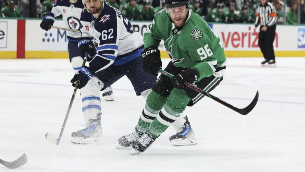Nino Niederreiter (links) bleibt mit den Winnipeg Jets im Rennen um den Stanley Cup