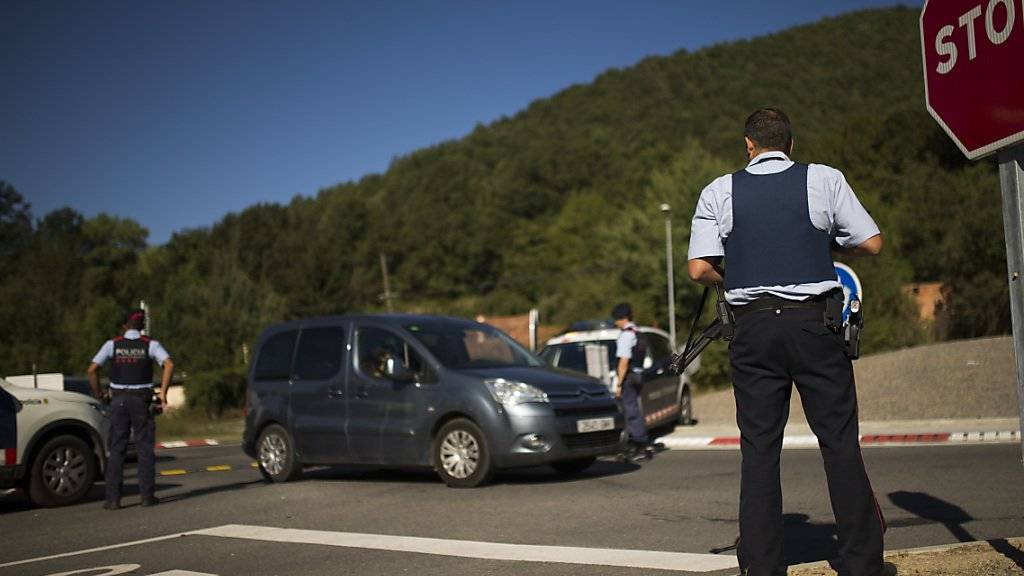 Polizisten in ganz Europa suchen nach dem Fahrer des Lieferwagens, der in Barcelona in eine Menschenmenge gerast ist.