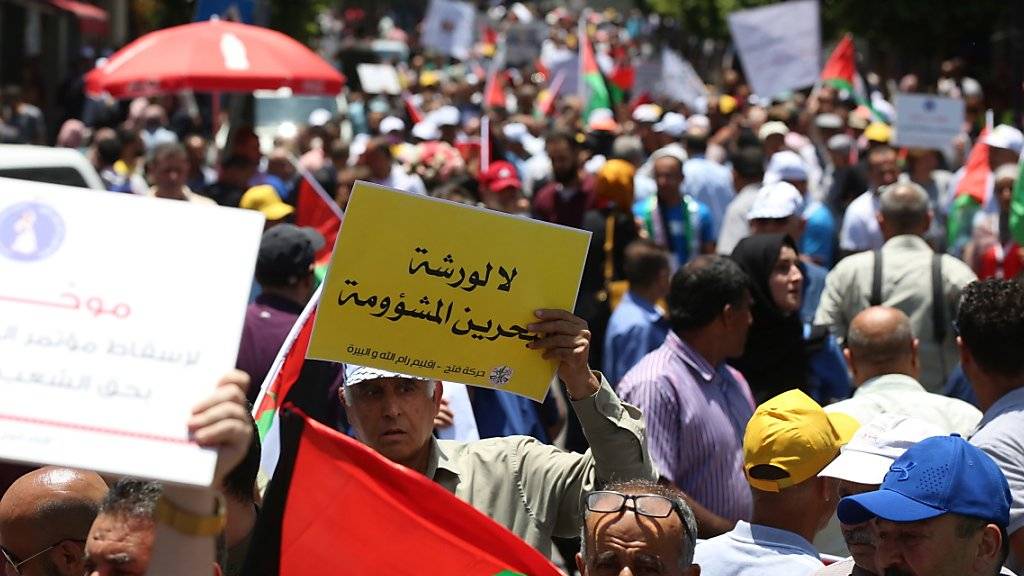 Tausende Palästinenser protestierten am Montag im besetzten Westjordanland gegen eine Konferenz für wirtschaftliche Investitionen in den Palästinensergebieten in Bahrain. Demonstranten hielten Schilder hoch, auf denen u.a. «Jerusalem und Palästina stehen nicht zum Verkauf» stand.