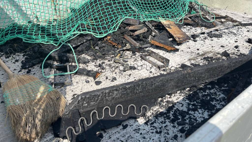 Auf dem Lieferwagen blieben verkohlte Reste des Sofas zurück.