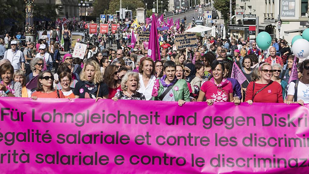 Frauen aus der ganzen Schweiz demonstrieren 2018 in Bern für Lohngleichheit und gegen Diskriminierung. (Archivbild)
