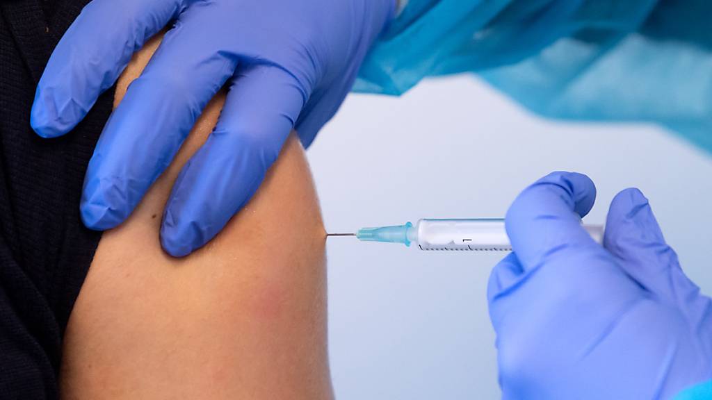 Eine Polizeibeamtin wird mit dem Corona-Impfstoff von AstraZeneca geimpft. Bayern beginnt ab dem 02.03.2021 mit der Impfung aller Beschäftigten der Polizei im Freistaat.