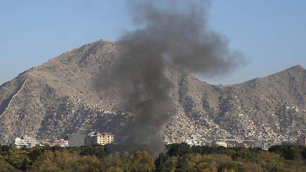 Rauch steigt über Kabul auf. Foto: Rahmatullah Alizadah/XinHua/dpa
