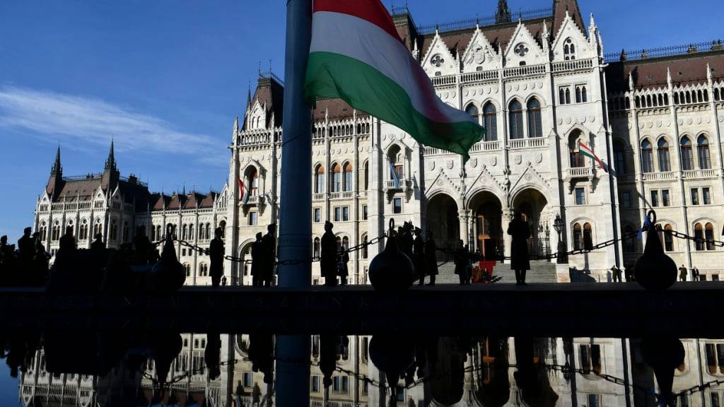 ARCHIV - Das Parlamentsgebäude in Budapest. Foto: Anna Szilagyi/AP/dpa