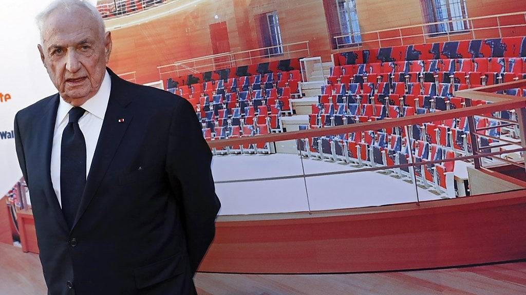 Architekt Frank Gehry vor dem von ihm entworfenen ellipsenförmigen Konzertsaal in Berlin.