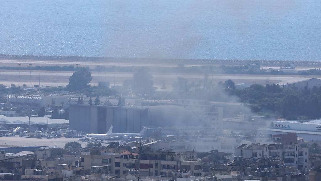 dpatopbilder - Rauch zieht über Gebäude im Süden von Beirut, in direkter Nähe zum Flughafen. Foto: Sylvain Rostaing/Le Pictorium via ZUMA Press/dpa