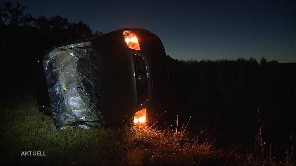 Zwei Teenager klauen je ein Auto und bauen einen Unfall