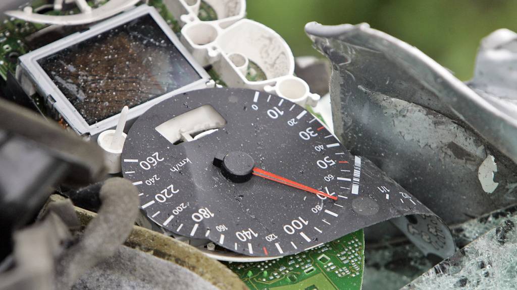 Am Samstagnachmittag ist auf der A15 bei Wangen bei Dübendorf ZH ein Motorrad mit einem Lieferwagen kollidiert. (Symbolbild)