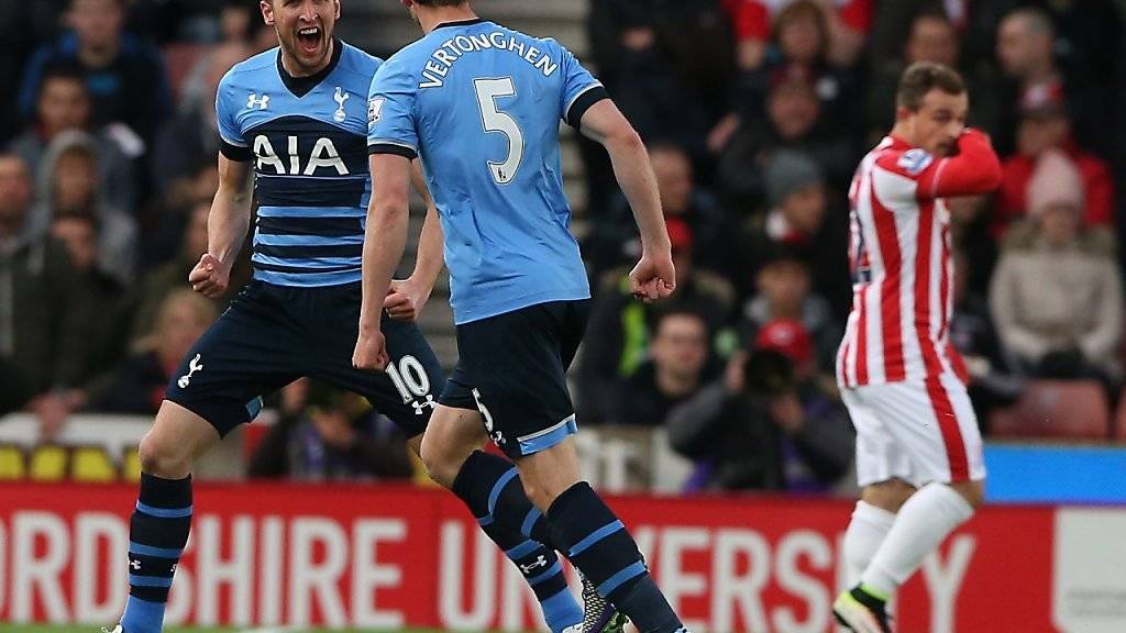 Tottenhams Harry Kane (links) schiesst gegen Stoke seine Saisontore 23 und 24