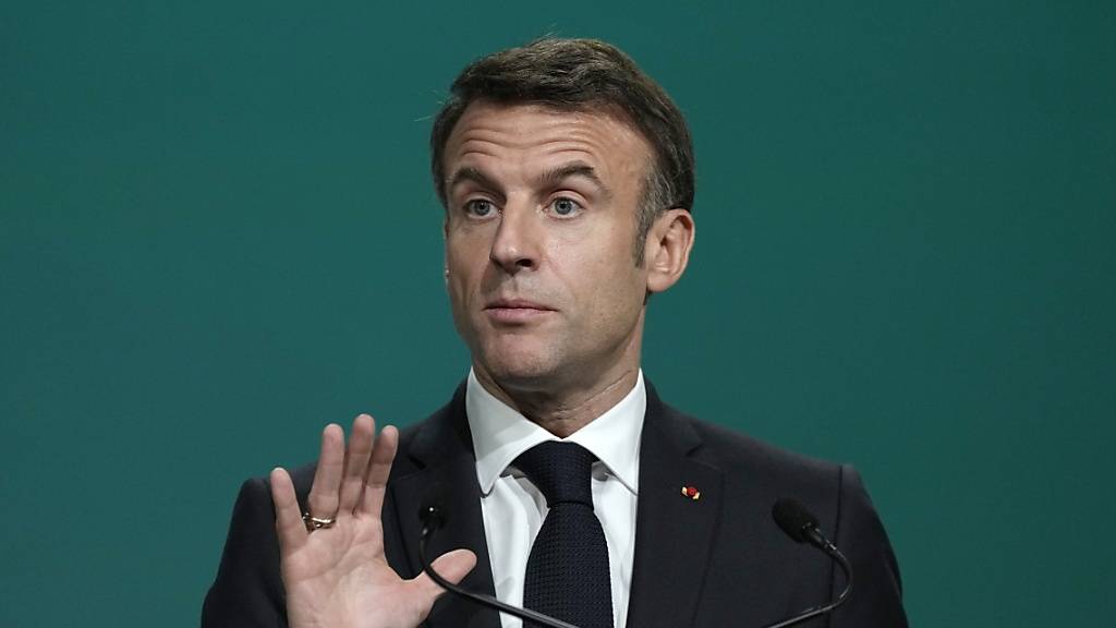 Emmanuel Macron, Präsident von Frankreich, spricht während einer Sitzung. Foto: Peter Dejong/AP/dpa