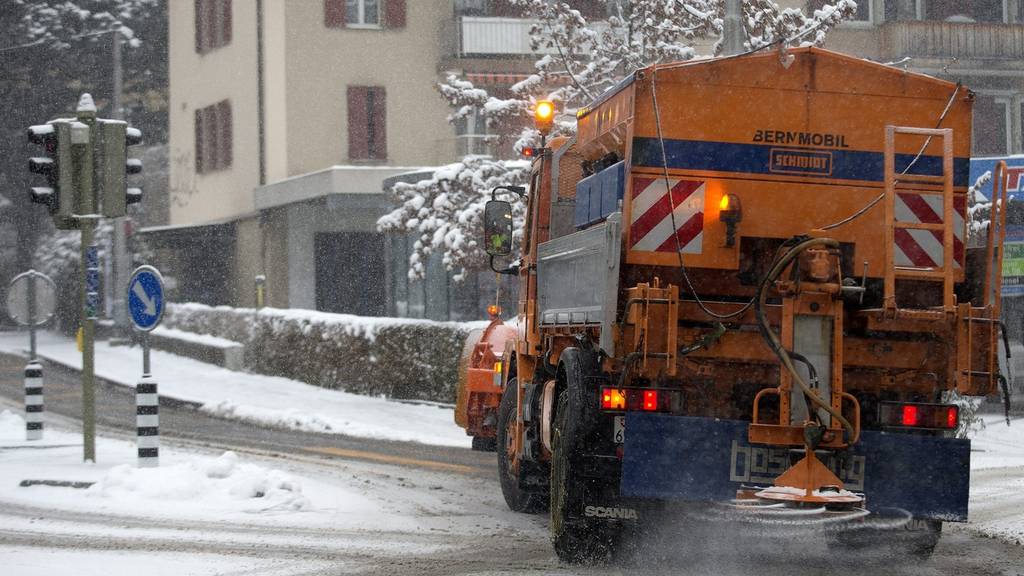 Gemeinden warnen: Falsch parkierte Autos machen Schneeräumung schwierig