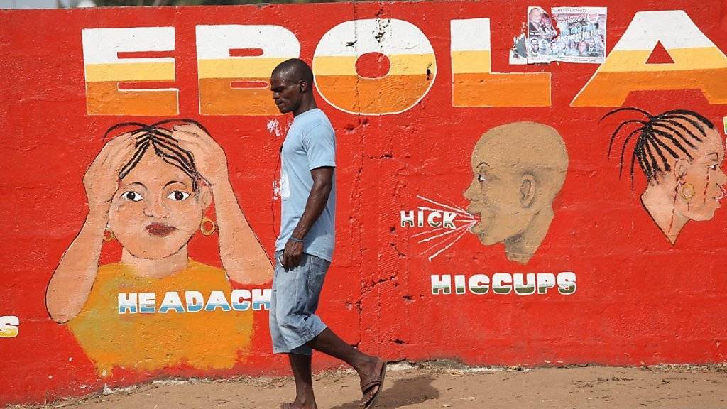 Wandgemälde in Monrovia, mit dem Symptome von Ebola dargestellt werden
