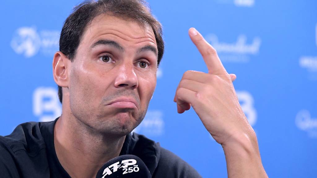 Rafael Nadal gestikuliert an der Medienkonferenz in Brisbane