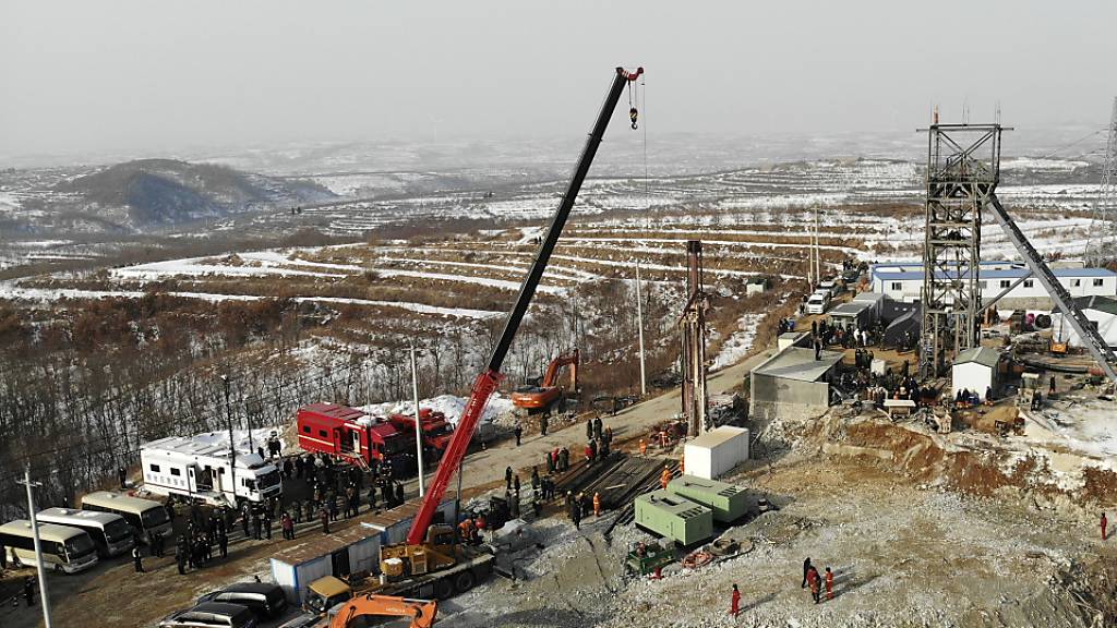 In China sind nach der Explosion in einer Goldmine vor fünf Tagen Klopfgeräusche im Stollen vernommen worden. Den Minenarbeitern gelang es, den Rettern eine Botschaft zukommen zu lassen.