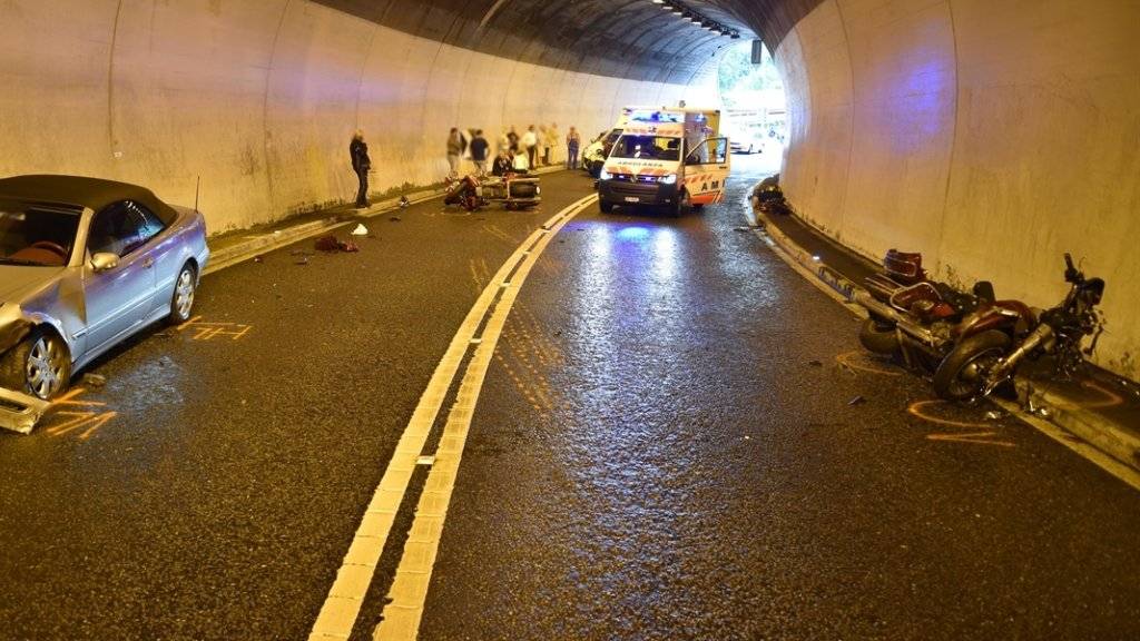 Kollision in Tunnel im oberen Misox: Das Motorrad war auf der nassen Fahrbahn weggerutscht.