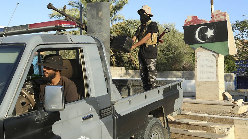 Ein Mitglied einer Sicherheitseinheit steht Wache an einem Geschütz. In Libyen haben sich verfeindete Milizen in der Hauptstadt Tripolis die schwersten Kämpfe seit Monaten geliefert, nachdem eine Miliz den Kommandeur der sogenannten 444. Brigade festnahm. Foto: Yousef Murad/AP/dpa