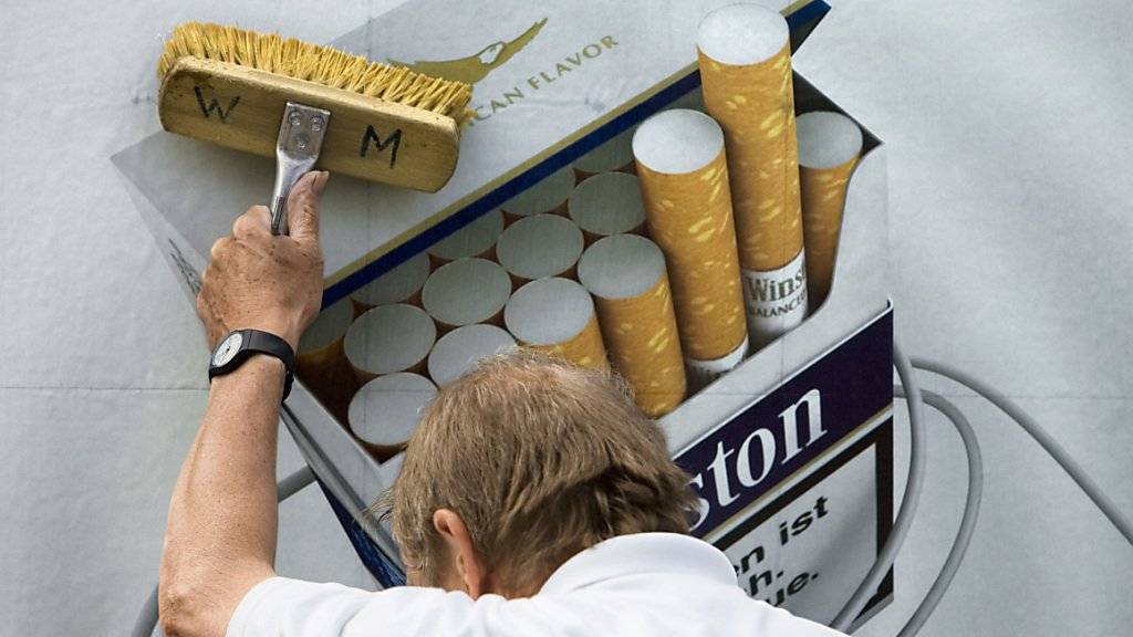 Tabakfirmen sollen auch künftig auf Plakaten für ihre Produkte werben dürfen. Ein Verbot lehnt der Ständerat ab. (Archiv)
