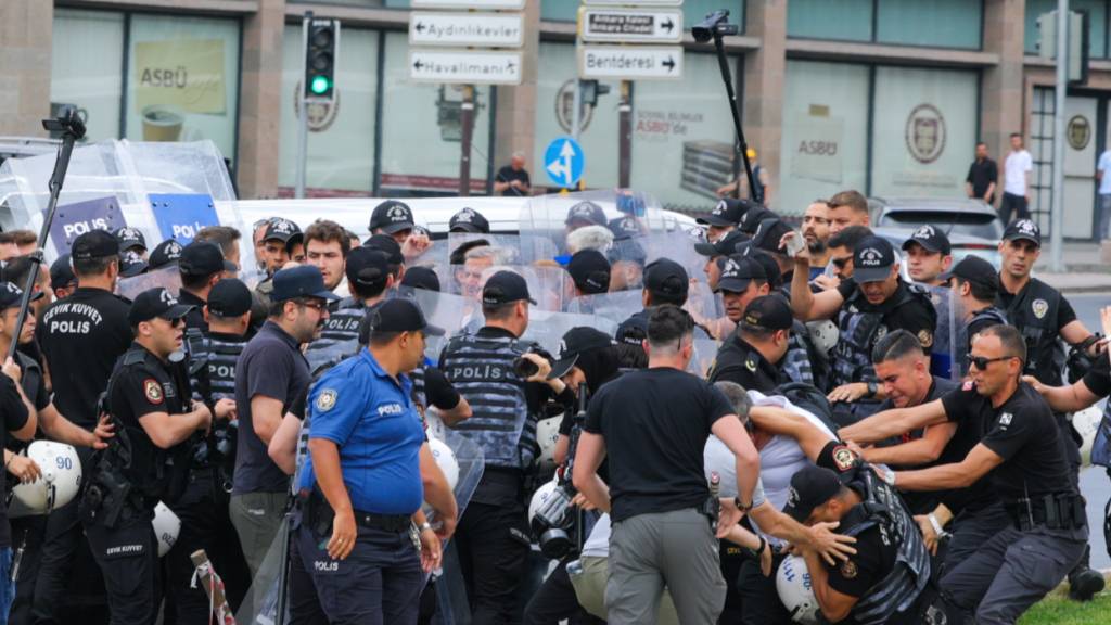 Polizeipatrouillen sind im Einsatz, während Demonstranten der Volksbefreiungspartei gegen den bevorstehenden NATO-Gipfel demonstrieren. Foto: Riza Ozel/AP/dpa
