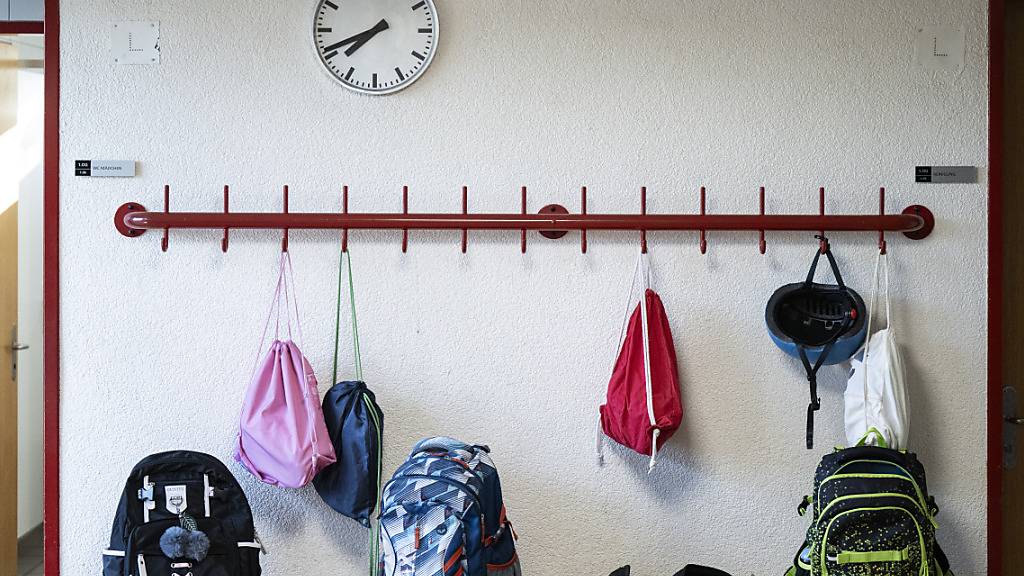 Vor allem Lehrerinnen und Lehrer mit wenig Erfahrung geben auf. Ältere Lehrpersonen bleiben dem Beruf hingegen treu. Dies zeigt eine Untersuchung der Bildungsdirektion. (Symbolbild)