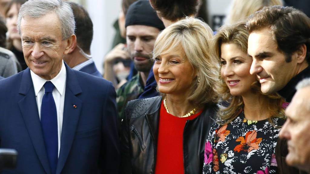 Bernard Arnault und Ehefrau Helene Mercier mit Mirka und Roger Federer in Paris. (Bild: Keystone/AP/Francois Mori)