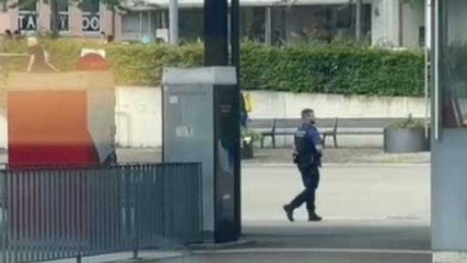 Wegen Bombendrohung: Grosser Polizeieinsatz am Bahnhof Wettingen