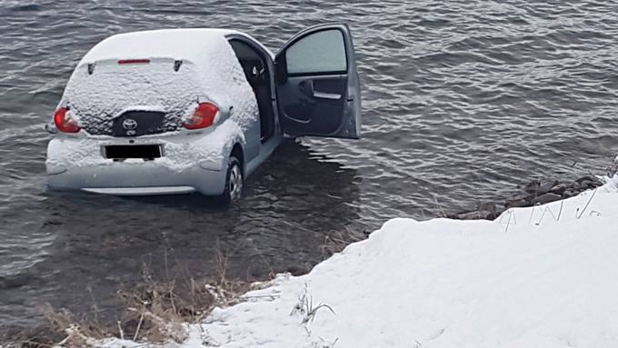 Schnee: Autofahrer rutscht in den Ägerisee