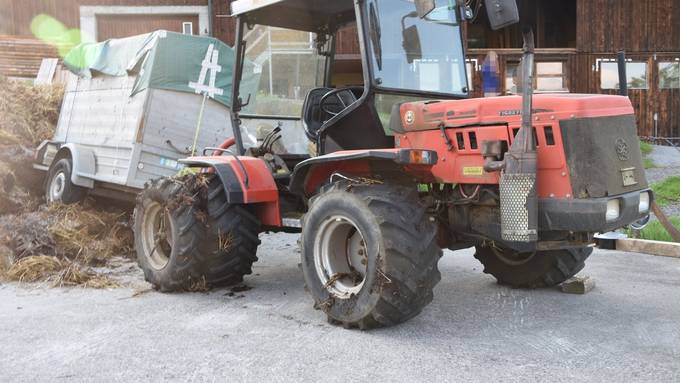 Traktor rollt über Landwirt