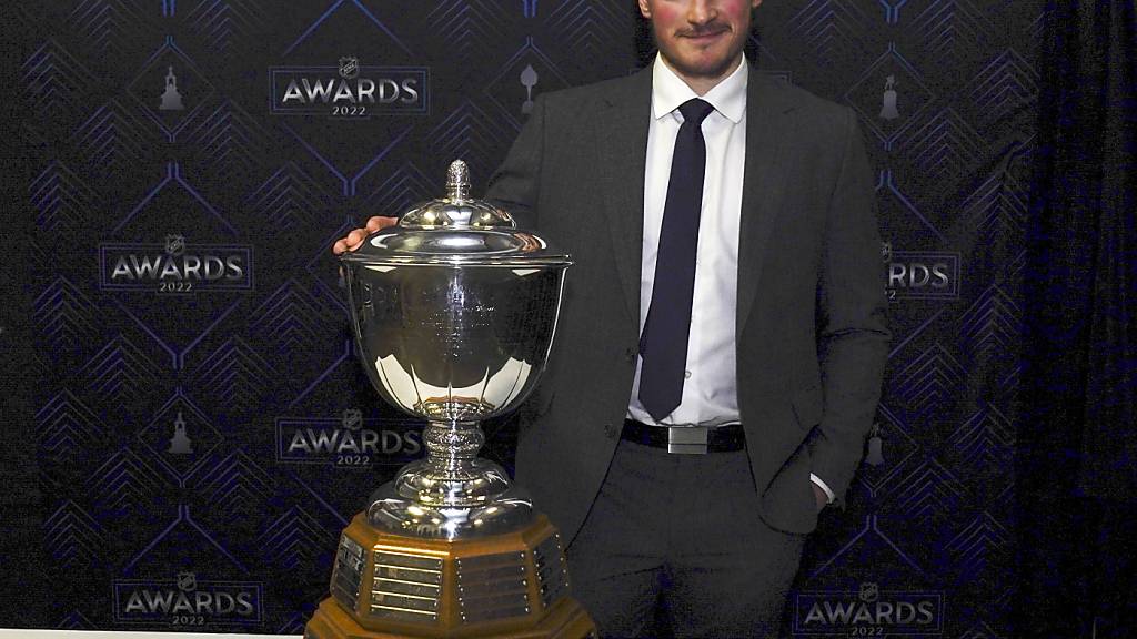 Die begehrte Norris Trophy, auf der auch schon der Name Roman Josi eingraviert ist: Im Bild Cale Makar, der die Auszeichnung 2022 gewann.
