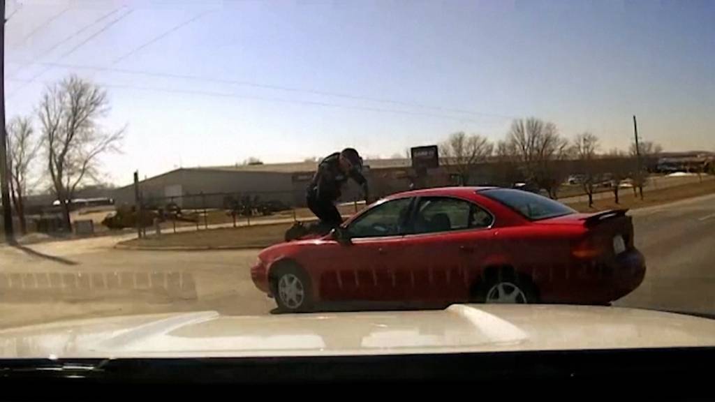Filmreife Verfolgungsjagd: Polizist fährt auf Motorhaube mit