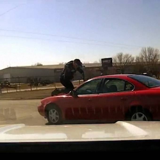Filmreife Verfolgungsjagd: Polizist fährt auf Motorhaube mit
