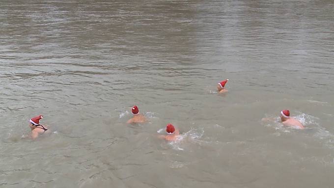 In Olten schwimmen am Sonntag die Nikoläuse in der Aare