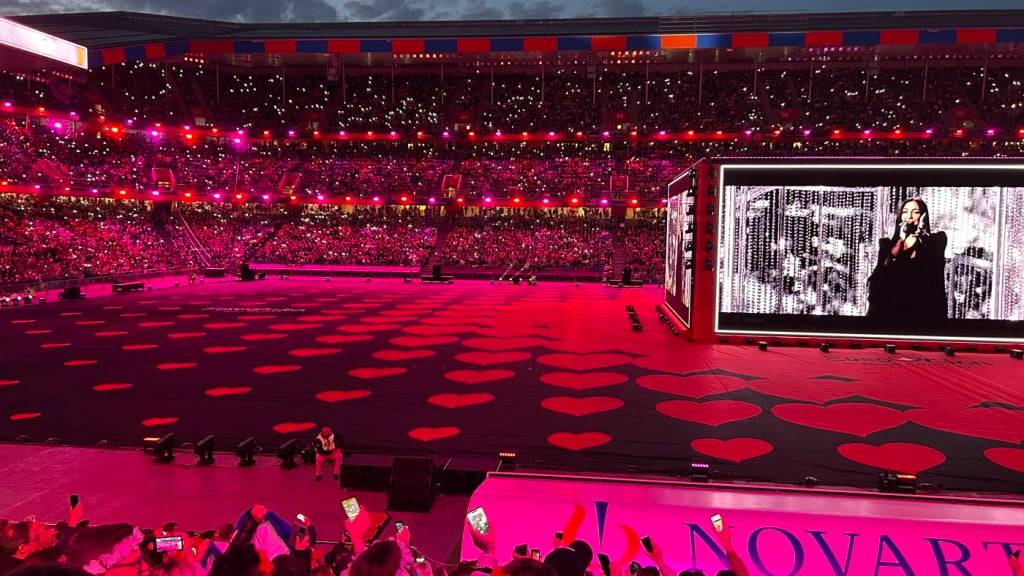 Ein Handy-Lichtermeer beim Auftritt der Israelin Yuval Raphael.