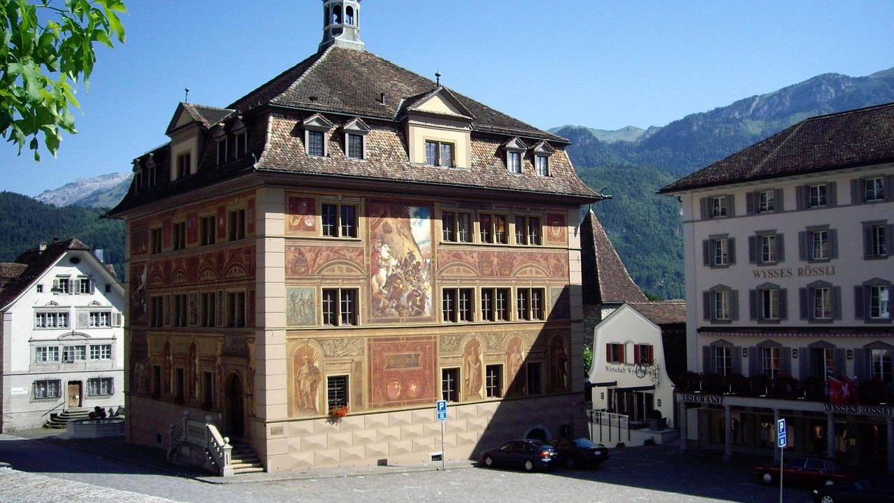Das Rathaus auf dem Hauptplatz Schwyz