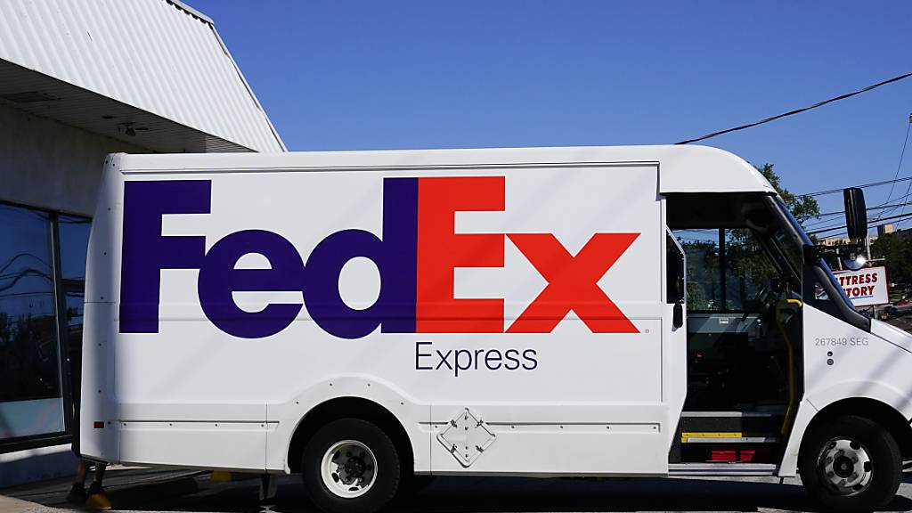 Bessere Profitabilität durch Kostensenkungen und höhere Preise: Der US-Logistikkonzern FedEx hat im vergangenen Quartal trotz Umsatzrückgang mehr Gewinn verbucht. (Archivbild)