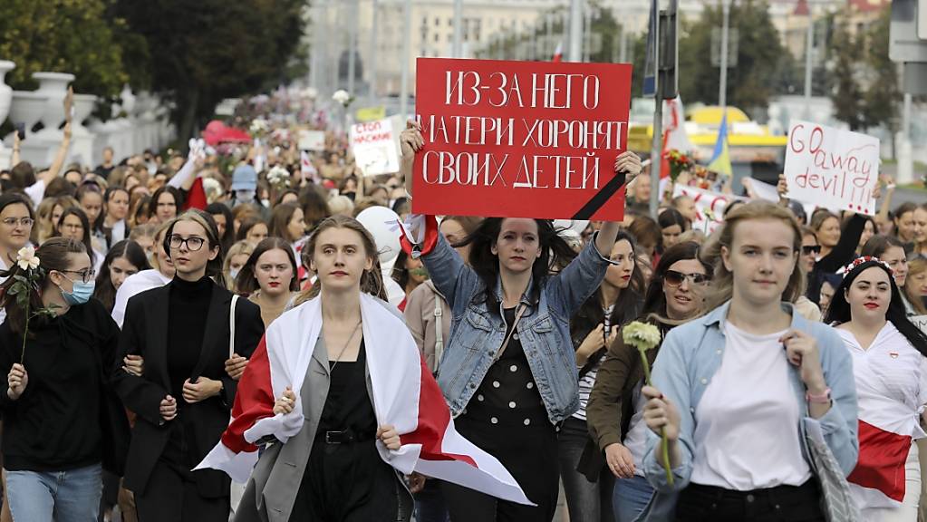 Frauen nehmen an einer Demonstration der Opposition in Belarus teil.