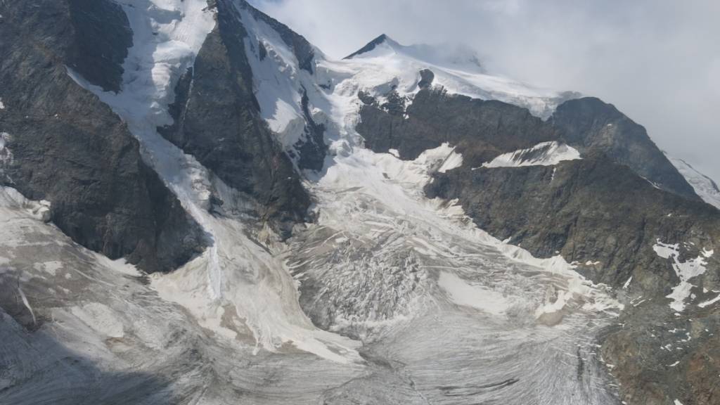 Die Leichen der abgestürzten Alpinistin und des Alpinisten wurden am Fuss des Piz Spinas auf dem Eis des Persgletschers (etwa Bildmitte) aufgefunden.