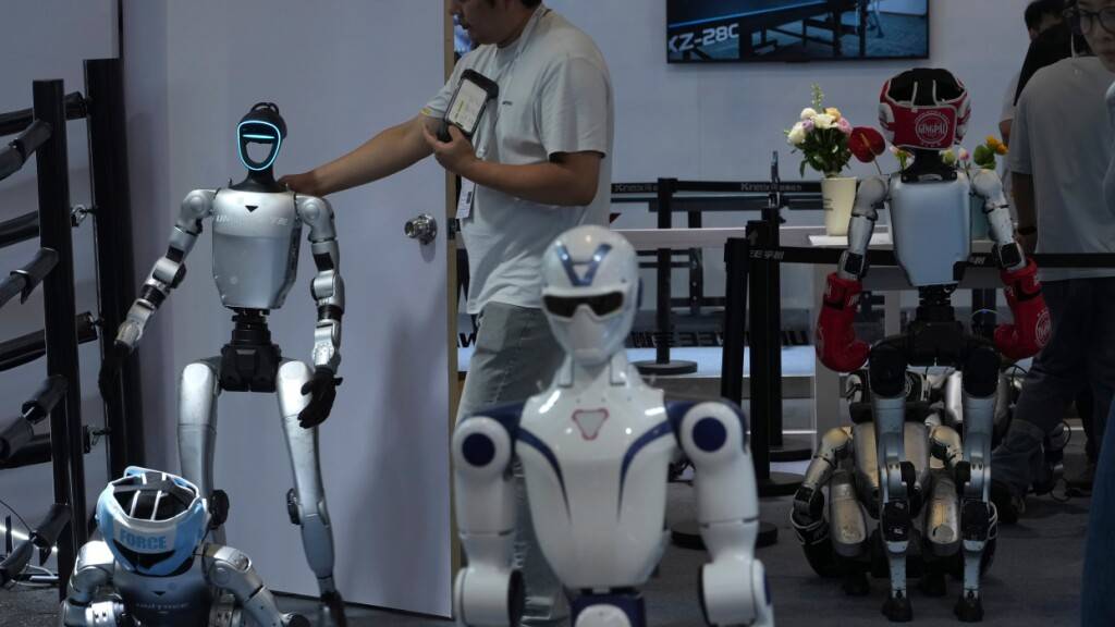 Ein Mitarbeiter bereitet einen Unitree-Roboter für eine Vorführung vor. Die Unitree-Aktie ist beim Börsendebüt um über 600 Prozent gestiegen. (Archivbild)